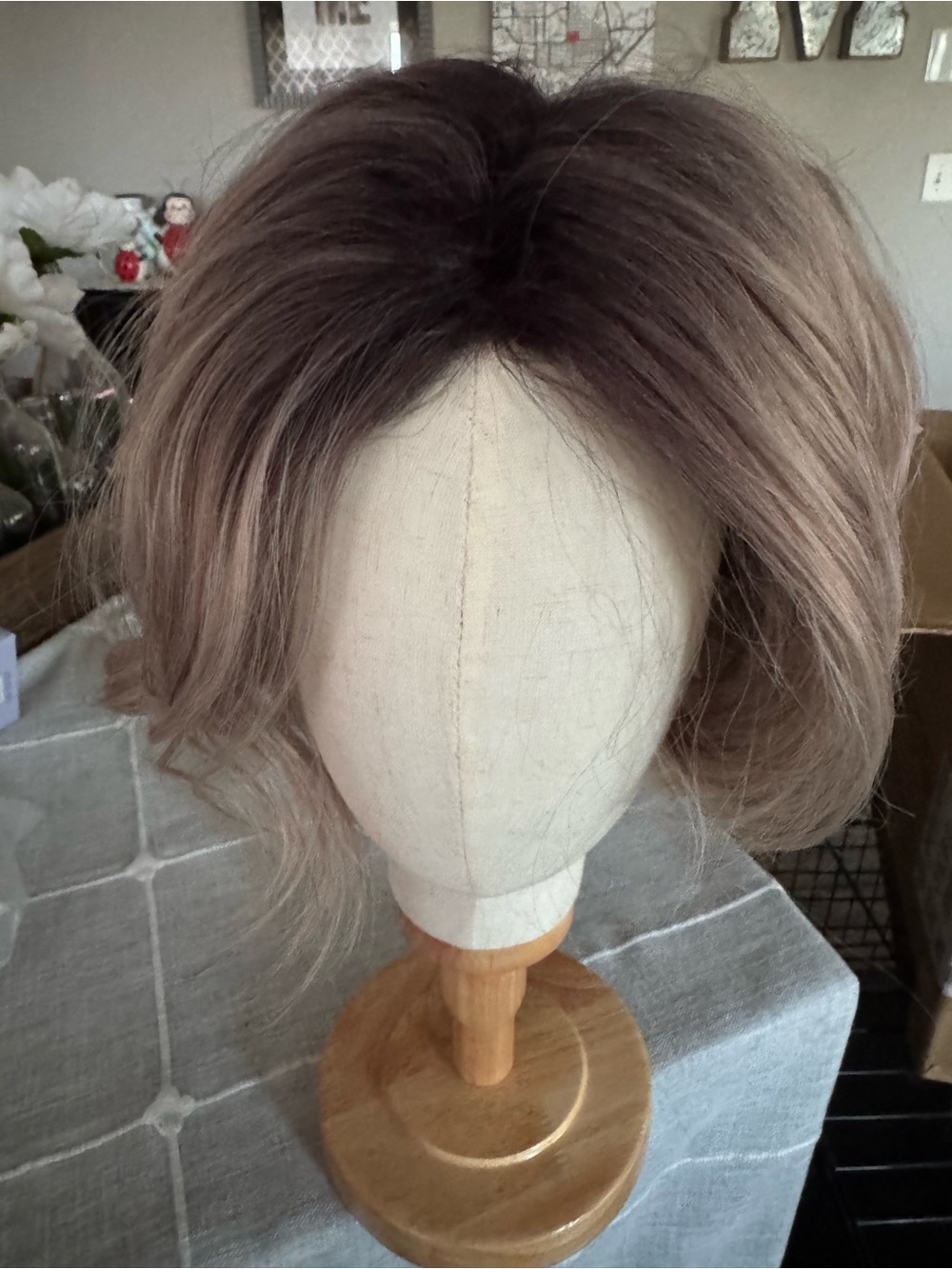 Short Layered Women's Wig in Ash Brown - Unbranded